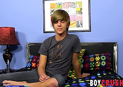 Hot twink milks his bone dry in bed