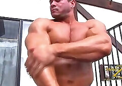 Hombre musculoso latino