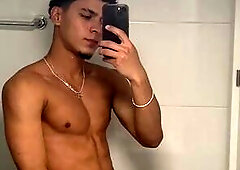 Me masturbo frente al espejo.