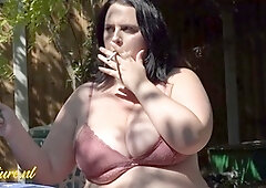 Voluptuous British MILF Sarah Jane flaunts her enormous booty and juicy tits outdoors