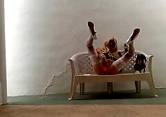 Lili crossdresser completa con tacones en su banco del amor