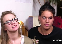 Geile 22-jährige Hamburgerin stellt was Heißes mit Freundin an - German Brunette and Blonde Lesbians