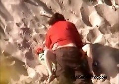 Dude does a good job fucking his girlfriend on the beach