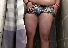 Trans FtM hopeless to pee and juicy himself