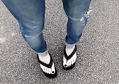I show my hot feet on a walk and swing my knob