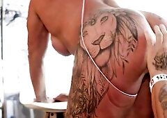 Danaxmuscles bangs the photographer