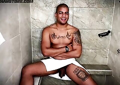 Adoracion axilas y orina humillacion en español