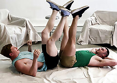 The Leg Wrestling Match - BottomGames