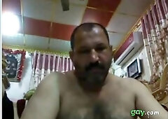 Punheta do maduro arabe 3