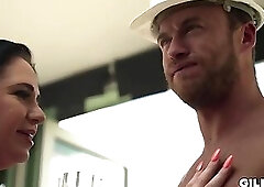 Ev Sahibi Esmer Kadın Genç Mühendise Su Verdi