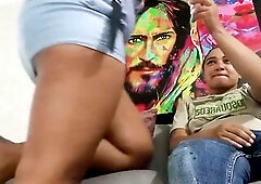 recibo la visita en mi sala y comenzamos a besarnos y tocarnos