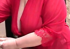 Big mature boobs in everyday life. A plump housewife behind the scenes. Saggy tits.