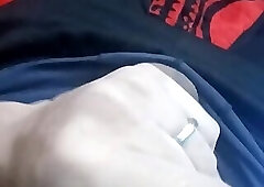 Rebeu grosse bite se branle et jouit