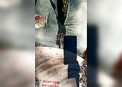 Chica Desesperada mea sus pants