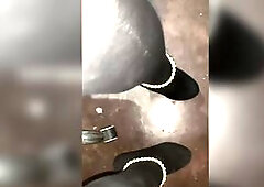 Masturbandome con mis nuevas zapatillas