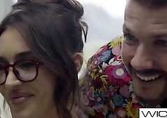 Sheen ,Codey Steele, is stressed about the ramifications of the influencers' posts. His girlfriend Bella ,Ella Reese, tells him to calm down and 