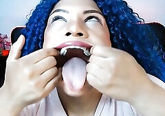 A chaotic and playful session, full of saliva, close-ups, and a wild, uninhibited attitude. Things get insidetense, chaotic, and absolutely unpredicta