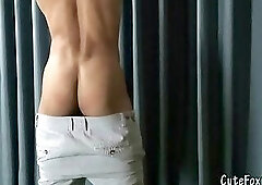 Foxy twink model displays goods on cam