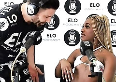 Domi nos muestra como le gusta que le chupen el love button!