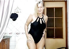 The seductive midst-older Lukerya is bored in the kitchen. The color of the linen plays a role. Puffy natural breasts sticking out at the top and a th