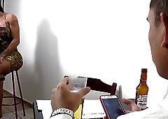 Travesti pauzuda me comeu no banheiro do buteco