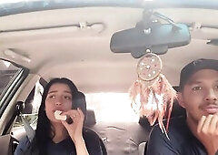 Come en el auto mientras su vibrador está encendido