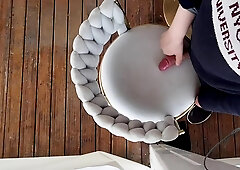 o fata care e aejagulat sperma lui uni peak pe scaun la terasa