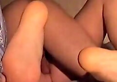 Den danske amatørkone bliver sløvt med ven i sengen