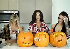 Kiki Mariah and Evelin vlog their pumpkin carving night! After the pumpkins are carved it's time for a exposed photo shoot with all of 'em :