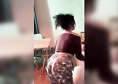 Bonne suceuse bien cochonne suce gode fake semen