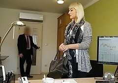 Chérie donne une poule mouillée pour le forage à un agent de crédit méchant