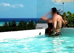OMG Large Butt Lalin Girl Has Risky Sex In A Public Swimming Pool