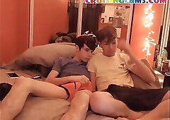 Young twink sucks juicy dick live on Cruisingcams.com