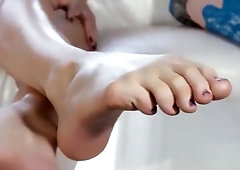 Bigfeet Tranny Amateur Flexing Her Long Toes Tranny Porn 29