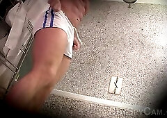 Muscly hunk jerking off