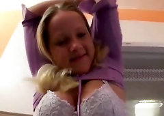 Junges Ding treibt es auf der Spulmaschine