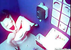 Exhibitionist hottie masturbates solo