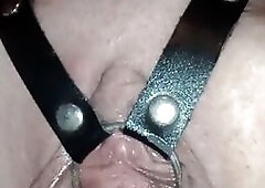 Martina trägt  aus einigen Porno Filmen bekannte Leder Riemen Kombi. Man kann sehen, wie  offene Fotze immer nasser wird. Schwanz Süchtige Martina..