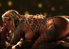 Curvy cougar Jarushka Ross enjoys threesome