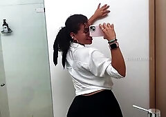 Me pongo traviesa en el baño antes de ir al concierto - Danilisboa