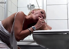 Hot Blonde Housewife Getting Very Wet - MatureNL