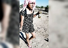 pequeña hermosa ladyboy barbie con minivestido y tacones caminando en publico caliente