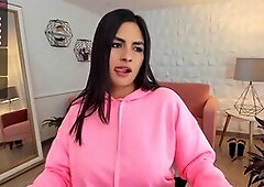 College camgirl Naughtysaray shows off her feet for her fans to enjoy and release on