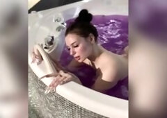 I love bathing in the bathtub