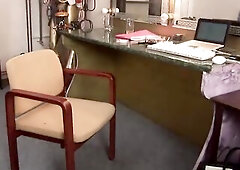 Zupacken, schütteln und Grafittis auf die Tittis spritzen! Doch bei Farbklecksen bleibt es nicht: J.J. greift zur Spraydose - und zwischen die Schenk