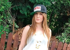 Solo hottie Samantha Bentley pissing just to get off