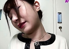 Sara-chan works at a massage parlor. That guy masturbates five times a week. I called her out during the morning break. It's like a real-life mod