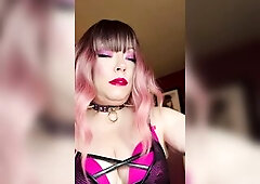 I do love pink! Your smokin' queen smokes a Richmond Superking Cigarette. It's just a bit of a casual smoke for u lads and a bit of chatter.