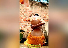 Desi Indian 18+ Teen Girl Bathing Outdoors Showing Big Natural Ass Big Boobs In Hindi Porn Video