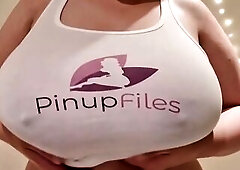 Watch Sara Willis pull up her reservoir top showing her biggest titties in focus webcam
